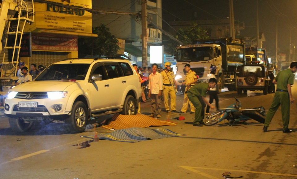 Hai thiếu niên đi xe máy tông ô tô, tử vong tại chỗ - 2 Công an đang kiểm tra hiện trường