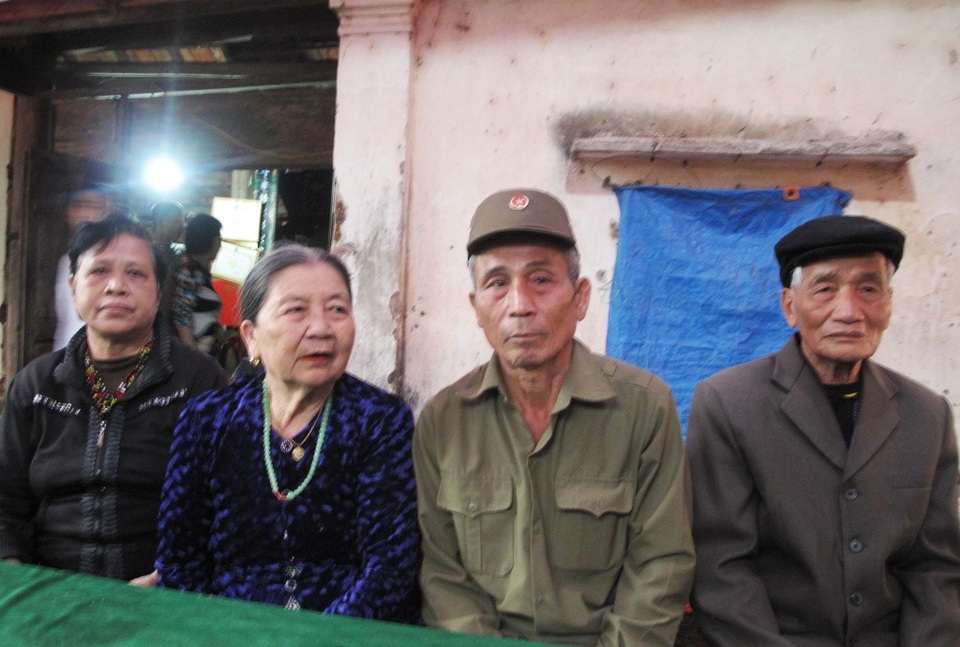 Chuyện 12 dân quân cảm tử đào, gánh bom - 3 Từ trái sang phải: Bà Trần Thị Xoan, cụ Nguyễn Thị Kim Lý, ông Nguyễn Thạc Thư, cụ Nguyễn Đình Huân.