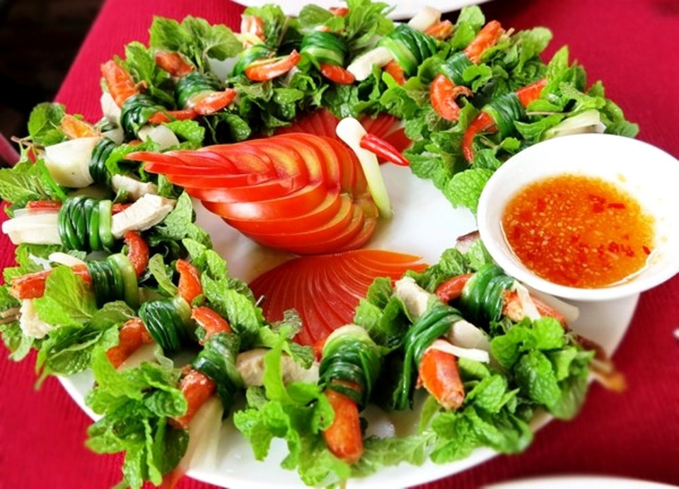 Độc đáo lễ hội cầu bông ở làng rau hơn 500 tuổi - 21 Bữa cơm thết khách của làng rau Trà Quế không thể thiếu món tôm hữu, là món đặc sản có tiếng của làng. Những con tôm tươi ngon được cuộn khéo bằng các món rau húng lủi, hành lá… thật hấp dẫn