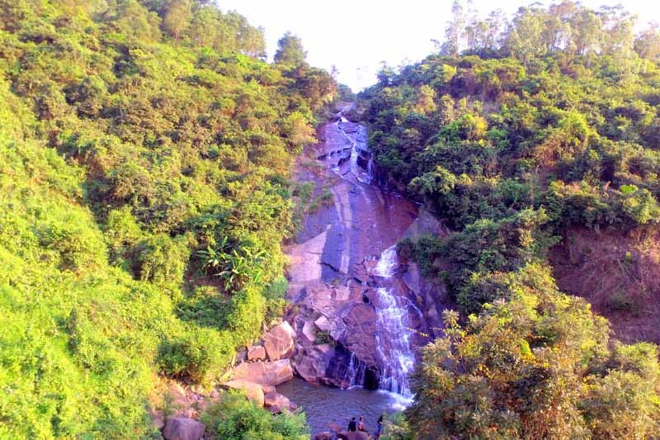 Ngỡ ngàng trước vẻ đẹp nguyên sơ của khu sinh thái dưới chân núi Hồng Lĩnh - 15 Thác Tràng Vưng như dải lụa bạc vắt qua rừng xanh