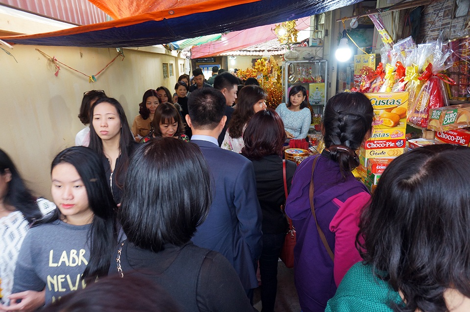 Hà Nội: Chen chân đăng ký "dâng sao giải hạn" ở chùa Phúc Khánh - 12
Càng về chiều, lượng người đến chùa Phúc Khánh càng đông khiến lối vào vốn đã nhỏ hẹp càng trở nên quá tải.
