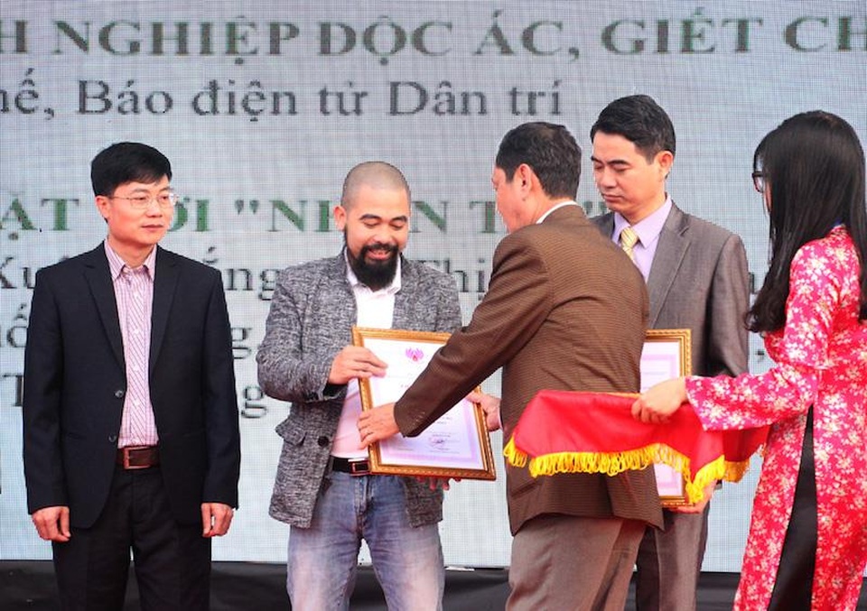 Bế mạc Hội báo Toàn quốc 2017: Ấn tượng, đặc sắc những giải thưởng… - 3
Nhà báo Nguyễn Anh Thế - Thư ký toà soạn, Trưởng Ban Bạn đọc Báo Dân trí (giải C “Phóng sự xuất sắc về đề tài môi trường năm 2016”).