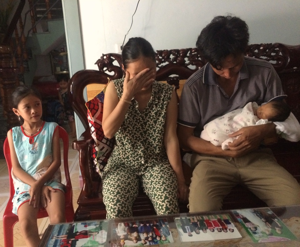 Tột cùng nỗi đau của gia đình có hai con bị mắc bệnh tim bẩm sinh - 4 Thương con nhưng không có tiền, vợ chồng anh Thân ôm con về nhà mặc cho số phận.