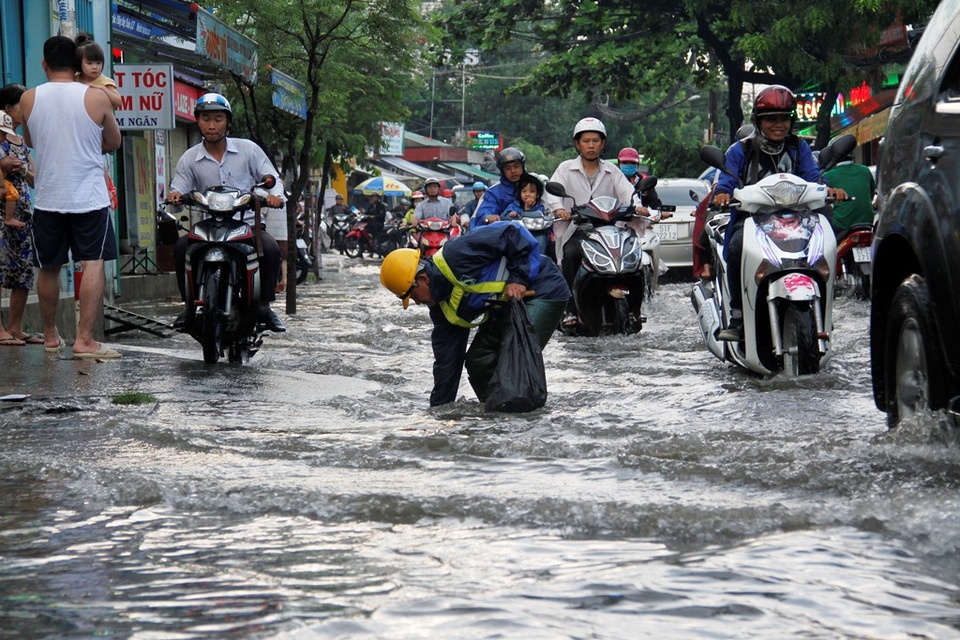 Mưa gần 2 tiếng, đường phố TPHCM ngập sâu, hàng loạt xe chết máy - 4