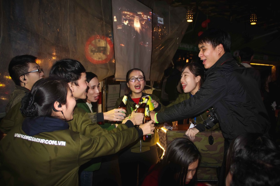 Nhiều bạn trẻ ở Huế cũng hòa chung không khí đón giao thừa ở phố Tây