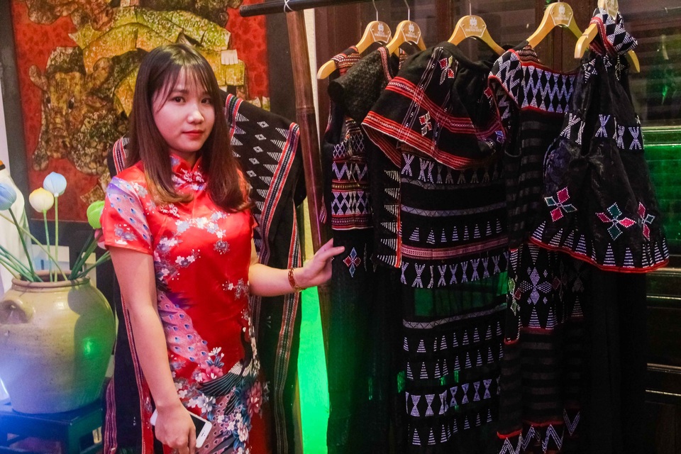 Độc đáo bộ sưu tập áo dài tranh Đông Hồ - 12 Bộ sưu tập dệt may thổ cẩm cũng được trưng bày tại Tuần lễ thời trang “Về với Tổ nghề May”