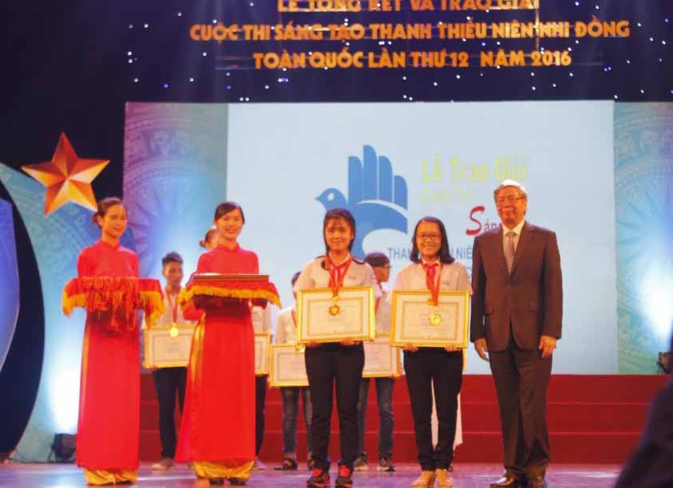 Hai nữ sinh dùng phế phẩm sáng chế bếp năng lượng mặt trời - 3 Như và Trang nhận bằng khen giải Nhất cuộc thi”Sáng tạo thanh thiếu niên, nhi đồng toàn quốc năm 2016” (ảnh: nhân vật cung cấp)