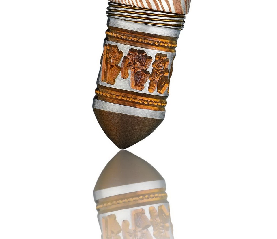 
Hình ảnh các chiến binh nhảy múa ăn mừng trên phần đuôi bút.
