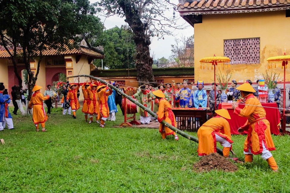 Đón tết cùng lễ dựng nêu tại Hoàng cung Huế - 3 Chuẩn bị dựng nêu lên cao