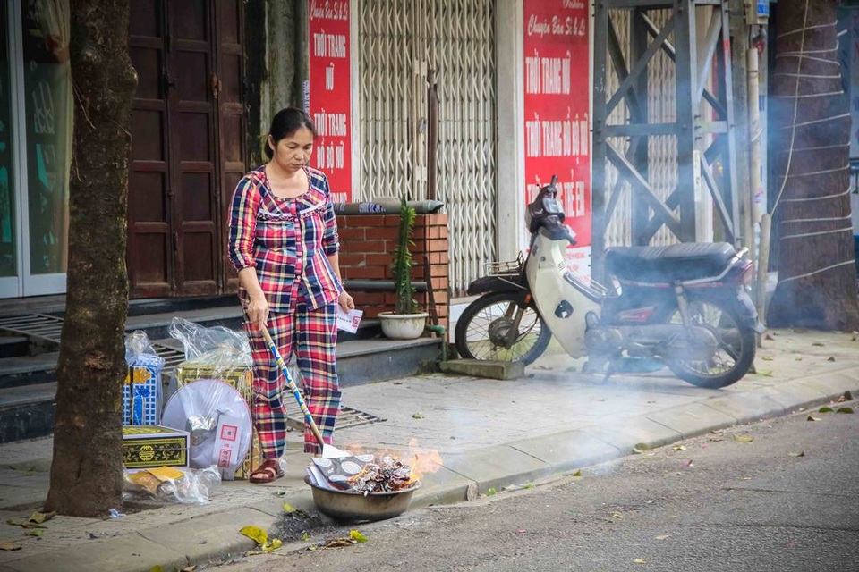 Tục cúng đưa ông bà ngày mùng 3 Tết ở Huế - 3 “Hóa vàng” là một trong những phong tục quan trọng trong lễ cúng đưa ông bà nhằm gửi gắm tiền bạc, vật dụng thường ngày