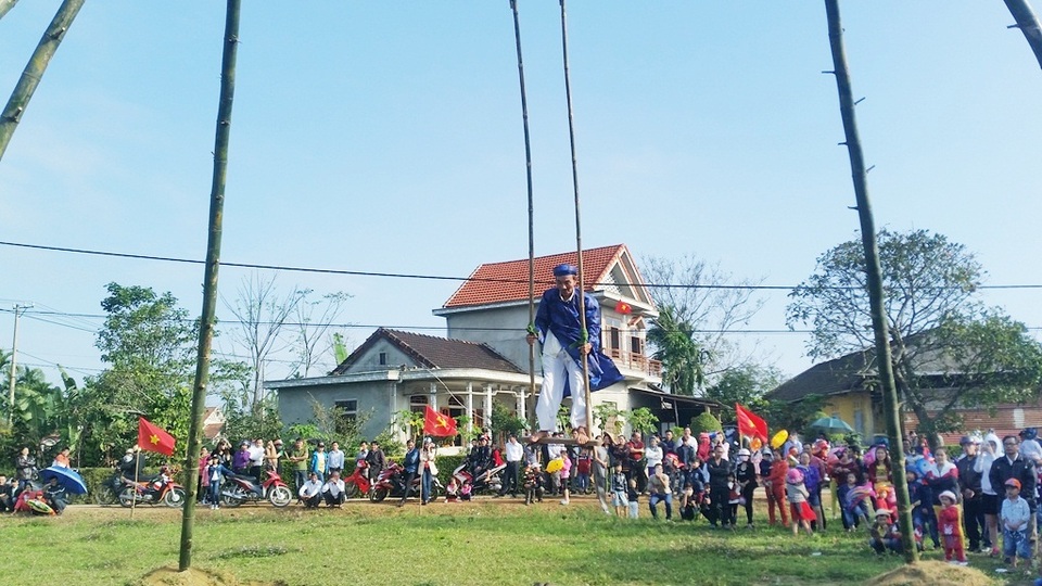 Người dân háo hức đi đu tiên tại làng Gia Viên - 4 Bác Trương Văn Trân, người dân làng có thâm niên lâu năm gắn bó với hội đu tiên đu mở màn cho hội năm nay