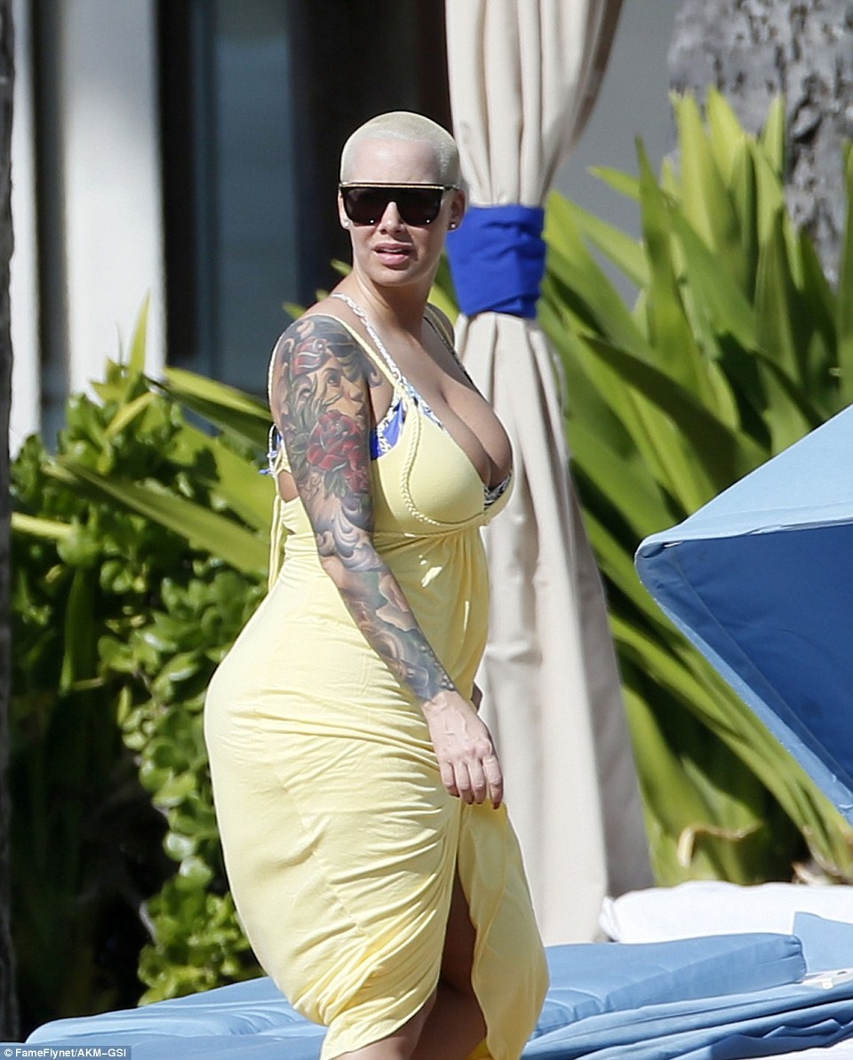 Cựu vũ nữ thoát y khoe ba vòng nảy nở - 3
Dù dính nhiều tin đồn dao kéo nhưng Amber Rose đều phủ nhận