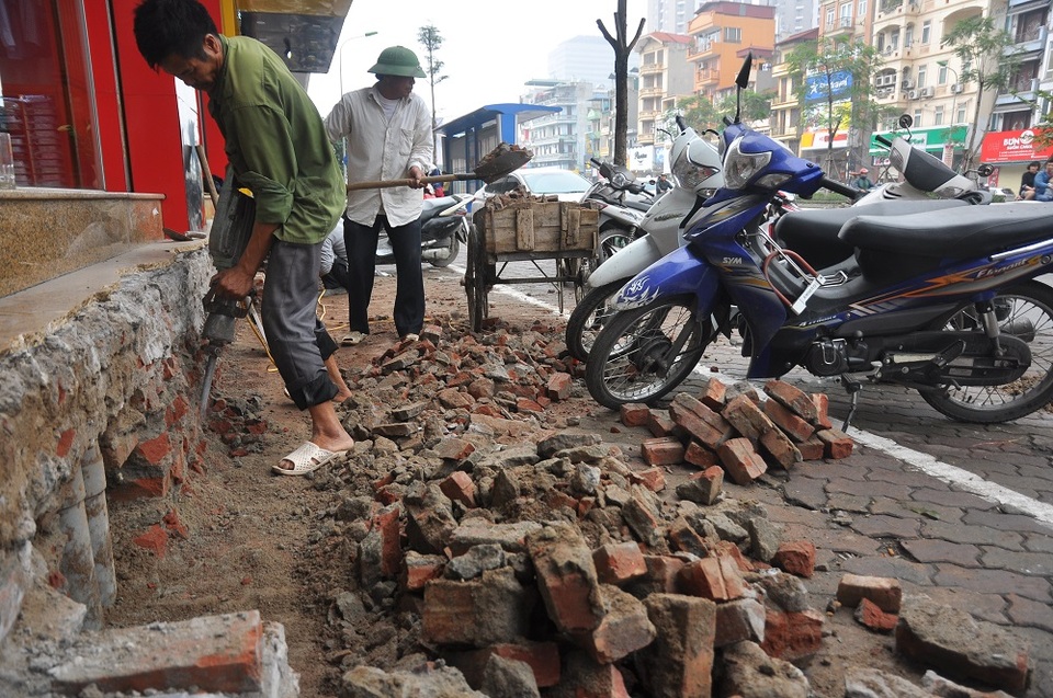Nhiều người dân cho biết họ gặp khó khăn trong sinh hoạt, kinh doanh khi bậc tam cấp bị dỡ bỏ