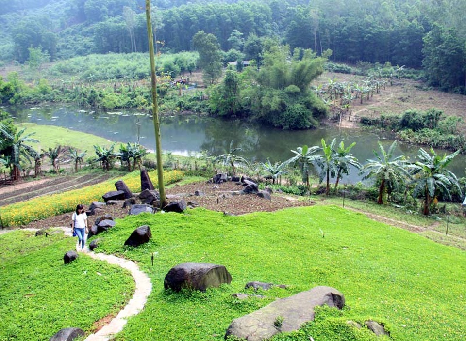 Ngỡ ngàng trước vẻ đẹp nguyên sơ của khu sinh thái dưới chân núi Hồng Lĩnh - 3 Từ trong phòng khách du khách có thể cảm nhận được nông thôn Việt Nam từ những vườn rau, cây ăn quả, trang trại nằm bên kia hồ nước tự nhiên.