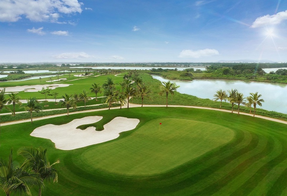 Vingroup lập kỷ lục khai trương 15 cơ sở kinh doanh mới - 3
Vingroup đưa vào hoạt động sân golf lớn nhất trong hệ thống sân golf trên đảo của tập đoàn – Vinpearl Golf Hải Phòng.