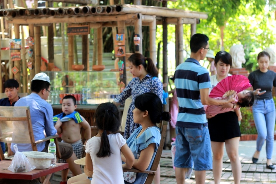 Hội An chật kín du khách trong dịp nghỉ lễ - 4 Nhiều địa điểm tham quan của Hội An như rừng dừa Bảy Mẫu, làng gốm Thanh Hà… thu hút đông đảo du khách