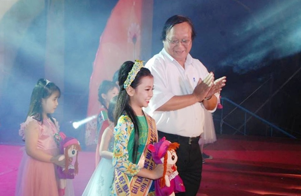 Thầy giáo hướng dẫn điệu nhảy “Đàn gà con” siêu dễ thương - 1 Thầy Nguyễn Xuân Mùi hiện đang là Phó Giám đốc Nhà Văn hóa thiếu nhi Đà Nẵng