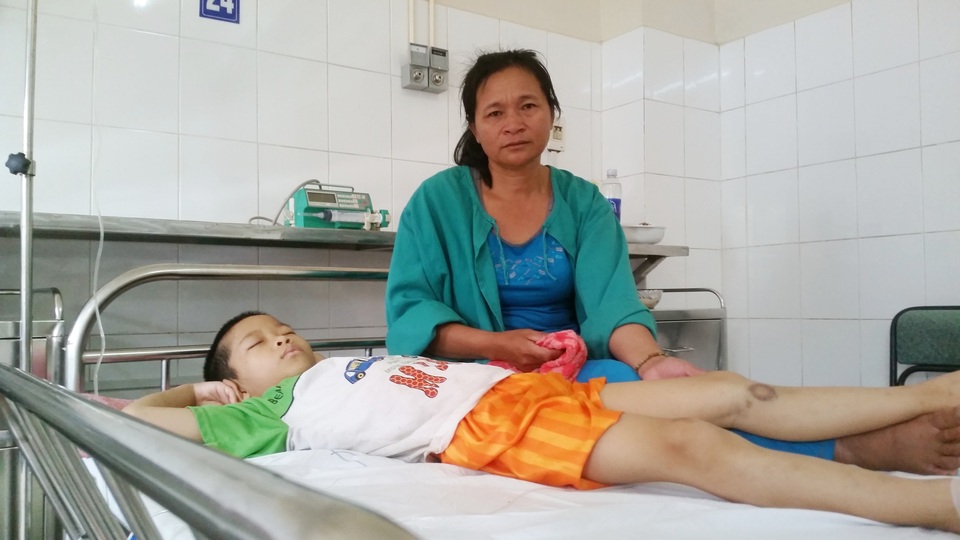 8 năm nay, hai mẹ con chị Liếu, cháu Sang vẫn cùng nhau điều trị bệnh nhưng càng ngày hy vong càng ít lại vì không có chi phí chữa trị cho con