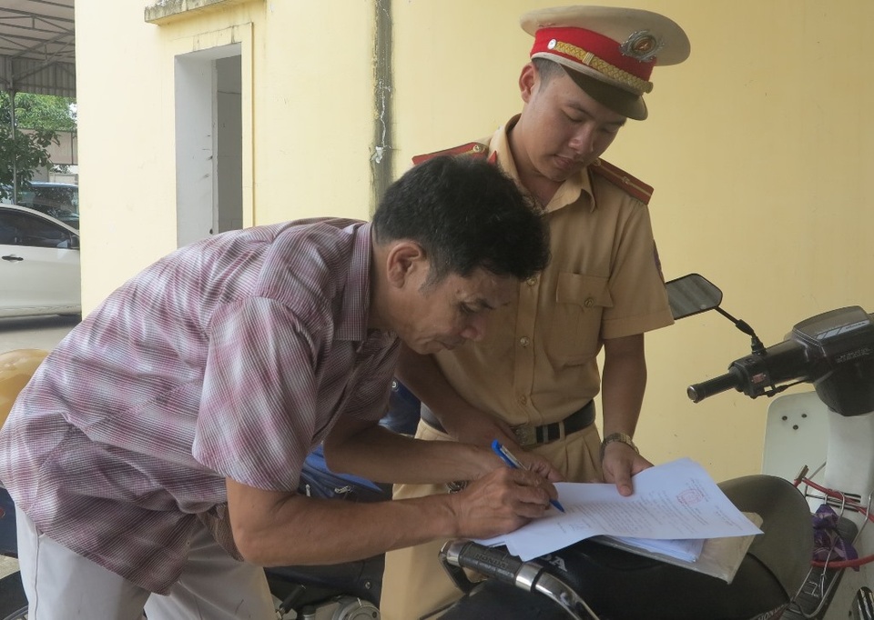 Ông Lý An Sơn hoàn thành các thủ tục để đưa chiếc xe trở về Hải Phòng.