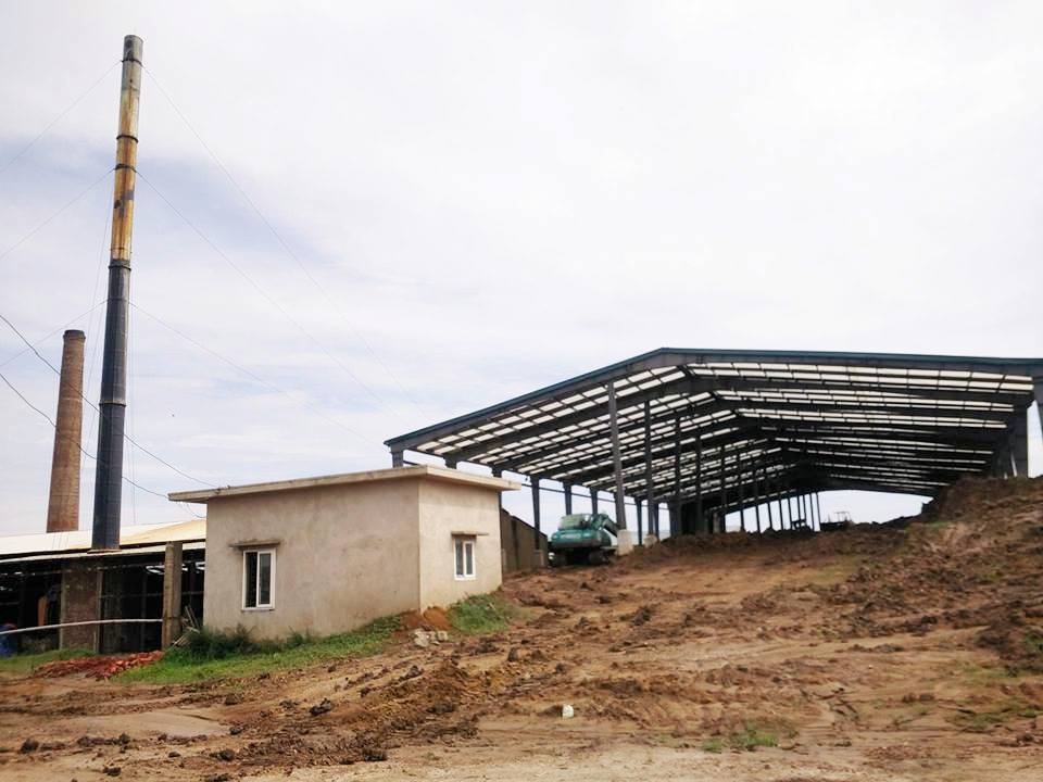 Ninh Bình: Nhà máy gạch chuyên… “biến hóa” đất ? - 3 Xưởng nguyên liệu của nhà máy gạch Khánh Dương nằm ngay sát chân đê sông Vạc, đất vương vãi khắp hành lang bảo vệ đê.
