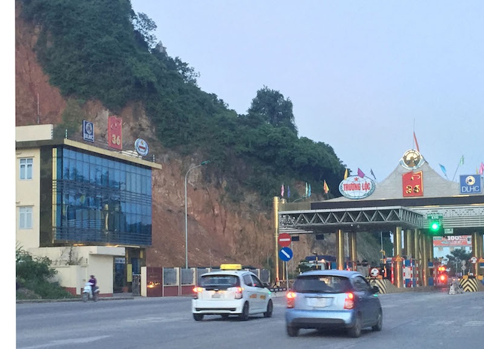 Hòa Bình: Thu hồi đất xây trạm thu phí, ủy ban huyện bị dân kiện ra tòa - 3
Trạm thu phí liên quan đến vụ kiện.