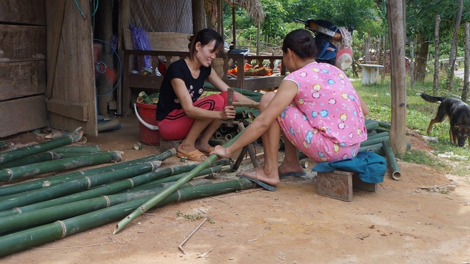 Không đất sản xuất, hết gạo hỗ trợ, dân tái định cư khổ trăm bề - 3 Không có đất sản xuất, người dân chủ yếu sống nhờ vào các sản phẩm phụ từ rừng.