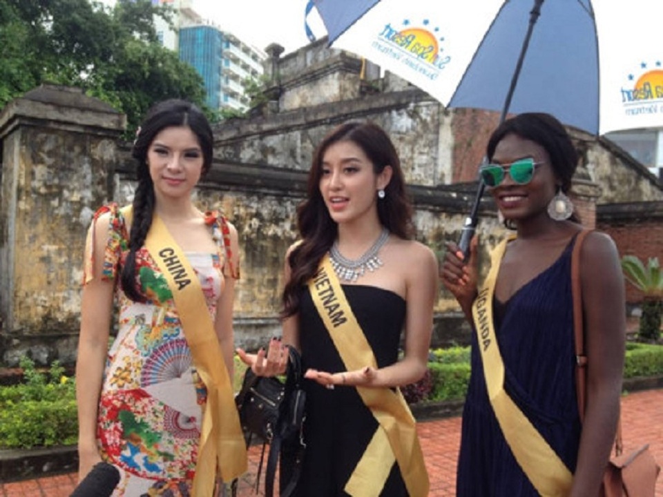 Người đẹp Miss Grand International 2017 trổ tài làm nón lá, bánh lọc - 3 Á hậu Huyền My (giữa), đại diện của Việt Nam tại cuộc thi lần này