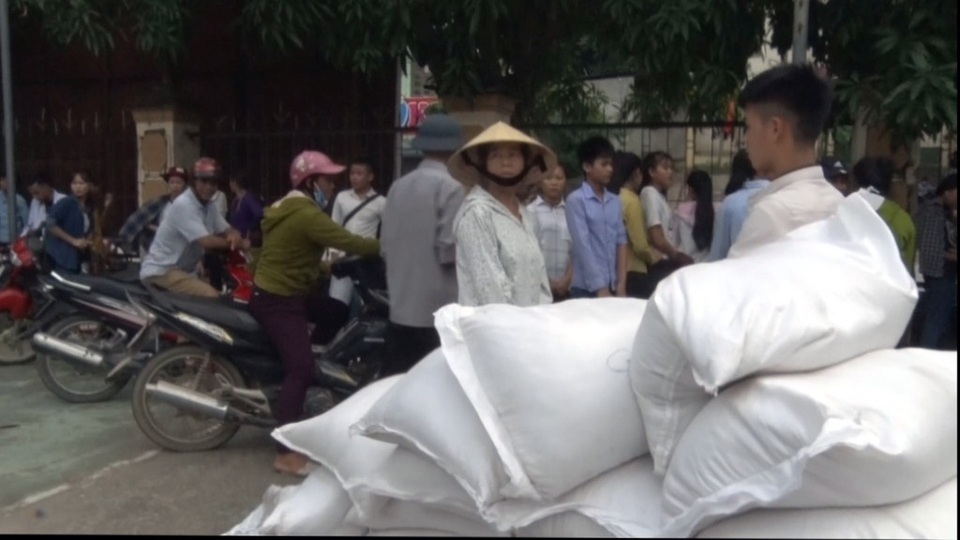 Bài 1: Tại sao học sinh miền núi Nghệ An bán gạo hỗ trợ để lấy tiền? - 1 Các em cho biết, mỗi lần được cấp 50kg gạo, không bảo quản được, ăn không hết, đem bán lấy tiền chi phí cho việc ở trọ.