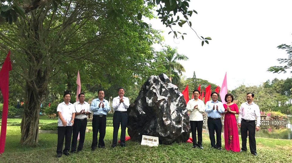 Cung tiến đá quý Đại Lam Ngọc, đặt tại đền thờ Bác Hồ - 4 Đảng bộ tỉnh Nghệ An cung tiến viên đá quý Đại Lam Ngọc nặng 15 tấn đặt tại ngôi đền Bác Hồ với mong ước tình cảm thắt chặt, đoàn kết giữa Đảng bộ và nhân dân 2 tỉnh Nghệ An -Trà Vinh.