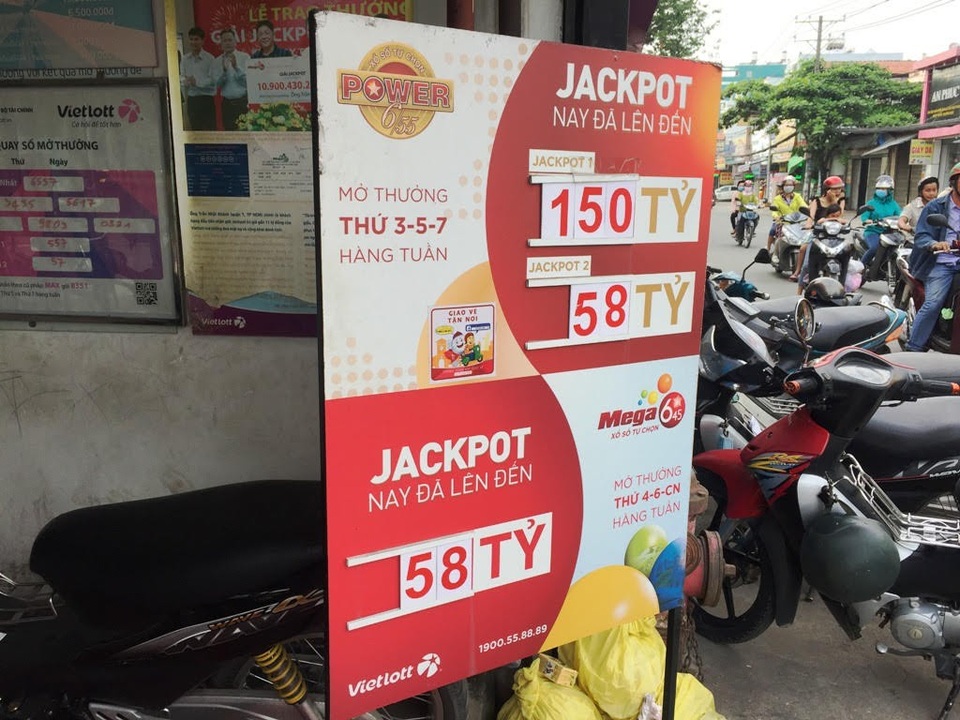 Vé số Vietlott bán chạy vì giải thưởng “khủng” hơn 150 tỷ đồng - 3
Giải thưởng “khủng” hấp dẫn được treo khắp các tuyến đường trong thành phố.