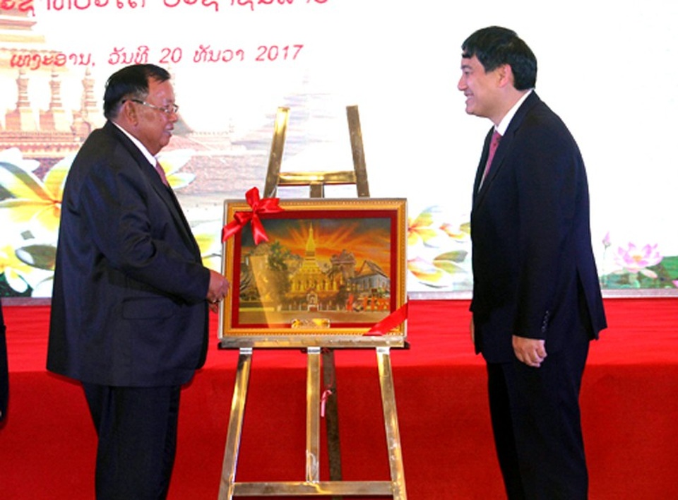 Tổng Bí thư, Chủ tịch nước CHDCND Lào thăm và làm việc tại Nghệ An - 5 Tổng Bí thư, Chủ tịch nước CHDCND Lào Bounnhang Vorachith trao tặng Nghệ An món quà thể hiện mối quan hệ hữu nghị tốt đẹp giữa hai nước.