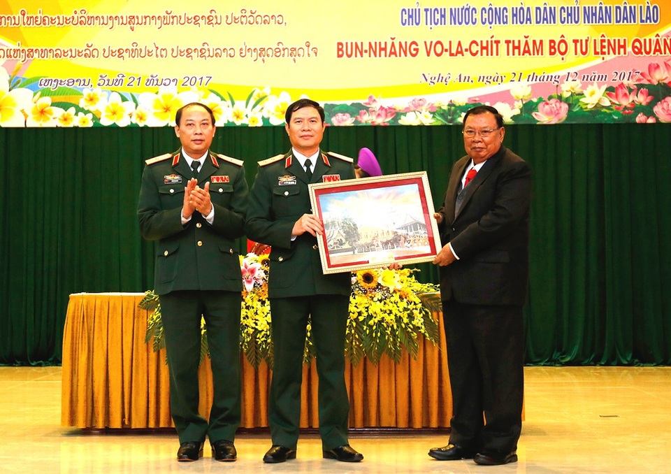 “Tình đoàn kết đặc biệt Lào - Việt Nam đã trở thành tài sản chung vô giá” - 2 Tổng Bí thư, Chủ tịch nước CHDCND Lào Bounnhang Vorachith tặng tranh lưu niệm cho Quân khu 4.