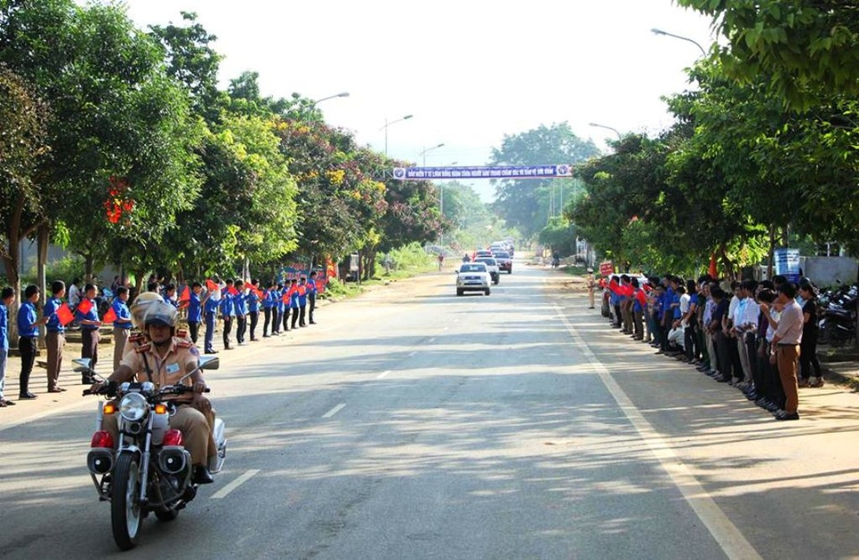 Đón các anh về bản làng.