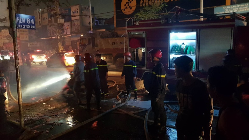 Quán lẩu dê bốc cháy, hàng trăm thực khách tháo chạy tán loạn - 3 Quán lẩu dê bốc cháy, hàng trăm thực khách tháo chạy tán loạn - 3