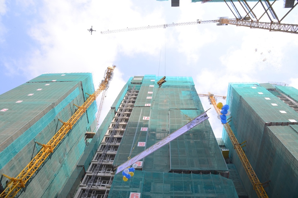 Tháp B khu phức hợp The GoldView chính thức được cất nóc - 3 Với mức giá hấp dẫn chỉ từ 40 triệu đồng/m2, The GoldView đang là sự lựa chọn hoàn hảo cho các khách hàng muốn sở hữu một căn hộ cao cấp, đầy đủ tiện ích ngay tại khu trung tâm Thành phố Hồ Chí Minh sôi động và phát triển không ngừng.