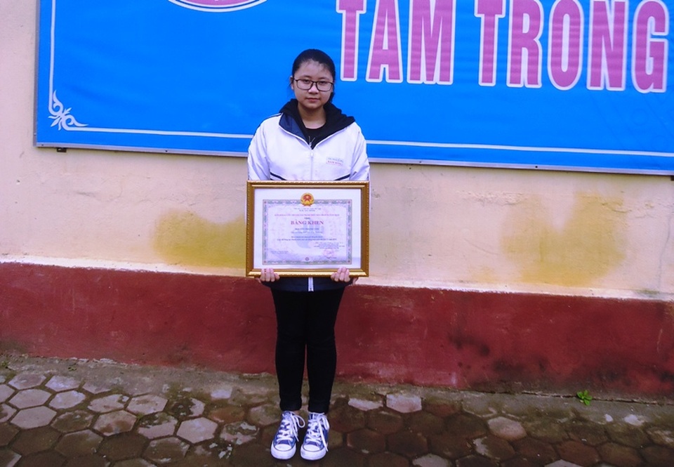 Nữ sinh cấp 3 chế tạo “máy xông hơi chữa bệnh bằng nguyên liệu tự nhiên” - 2
Thanh Tâm đã xuất sắc giành giải Khuyến khích cuộc thi “Sáng tạo Thanh - Thiếu niên nhi đồng toàn quốc lần thứ 12 năm 2016