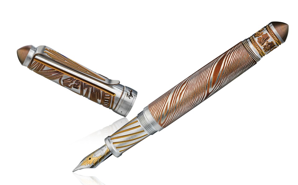 
Thân bút Mokume-Gane Dong Son là chất liệu thép Mokume-Gane có họa tiết vân gỗ độc đáo, vốn được dùng để rèn những thanh kiếm báu Nhật.
