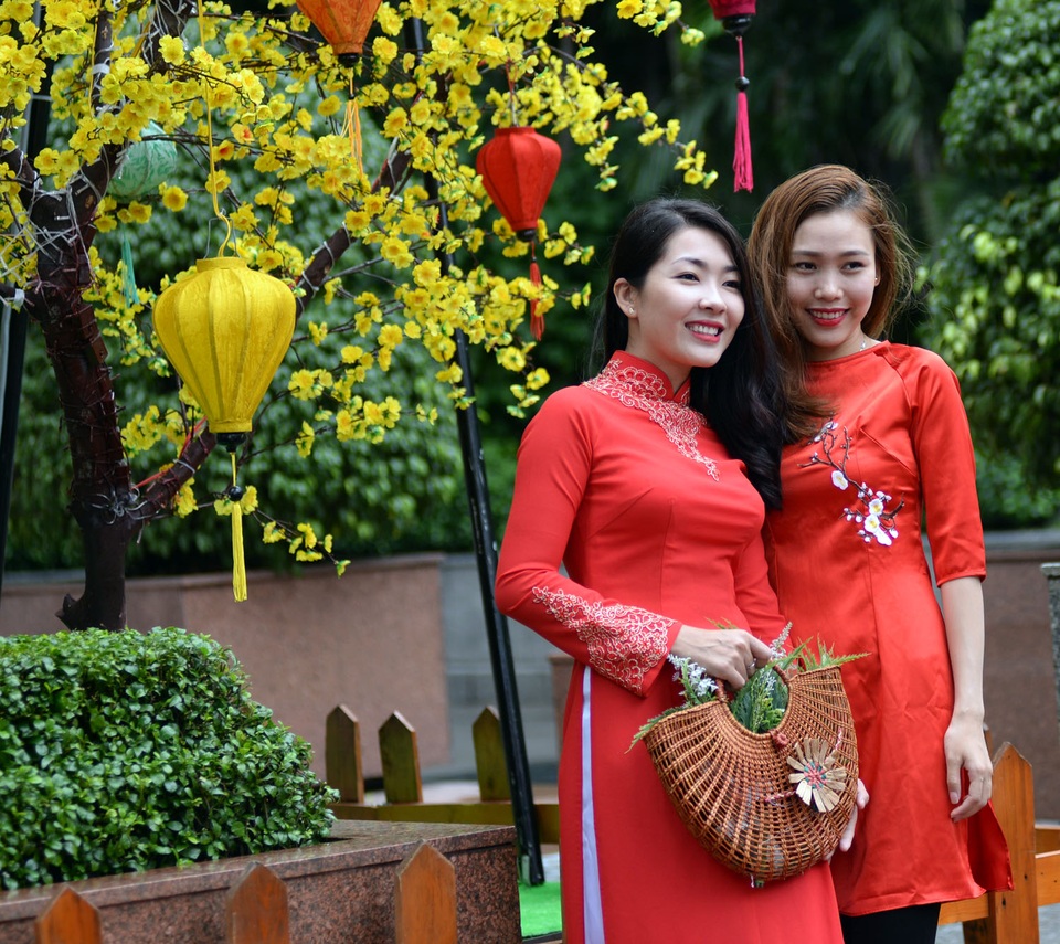 Hai bạn trẻ tranh thủ cuối tuần dạo chơi ở trung tâm thành phố.