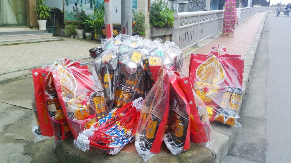 Sát Tết ông Công, ông Táo: Hàng mã làm không kịp bán - 3
Hàng mã còn được bày tràn ra cả vỉa hè