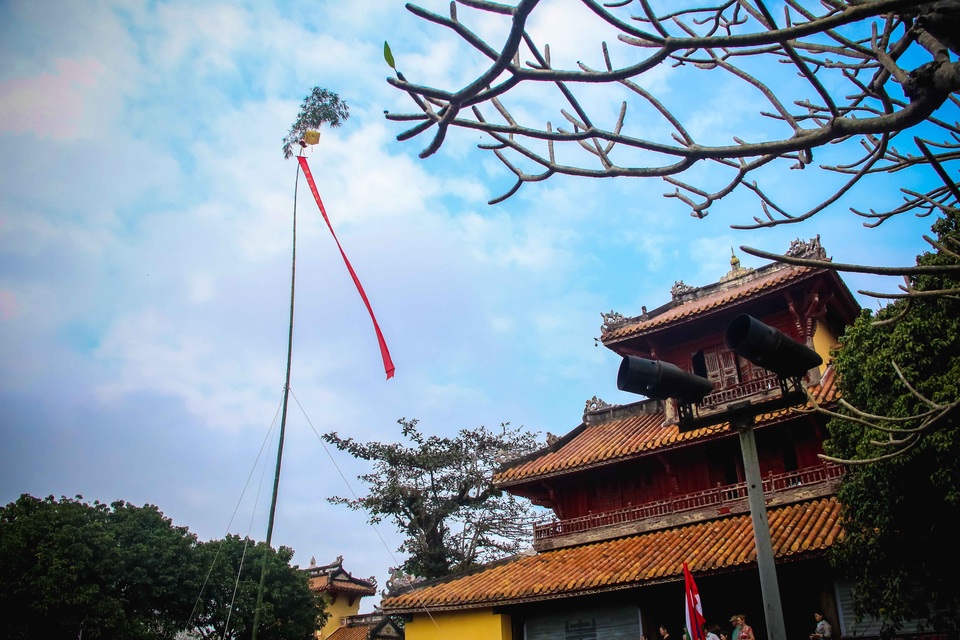Đón tết cùng lễ dựng nêu tại Hoàng cung Huế - 4 Cây nêu thứ nhất được dựng chọc trời giữa sân Hiển Lâm Các (khu vực Thế Miếu) với mong muốn năm mới nhiều may mắn, mưa thuận gió hòa
