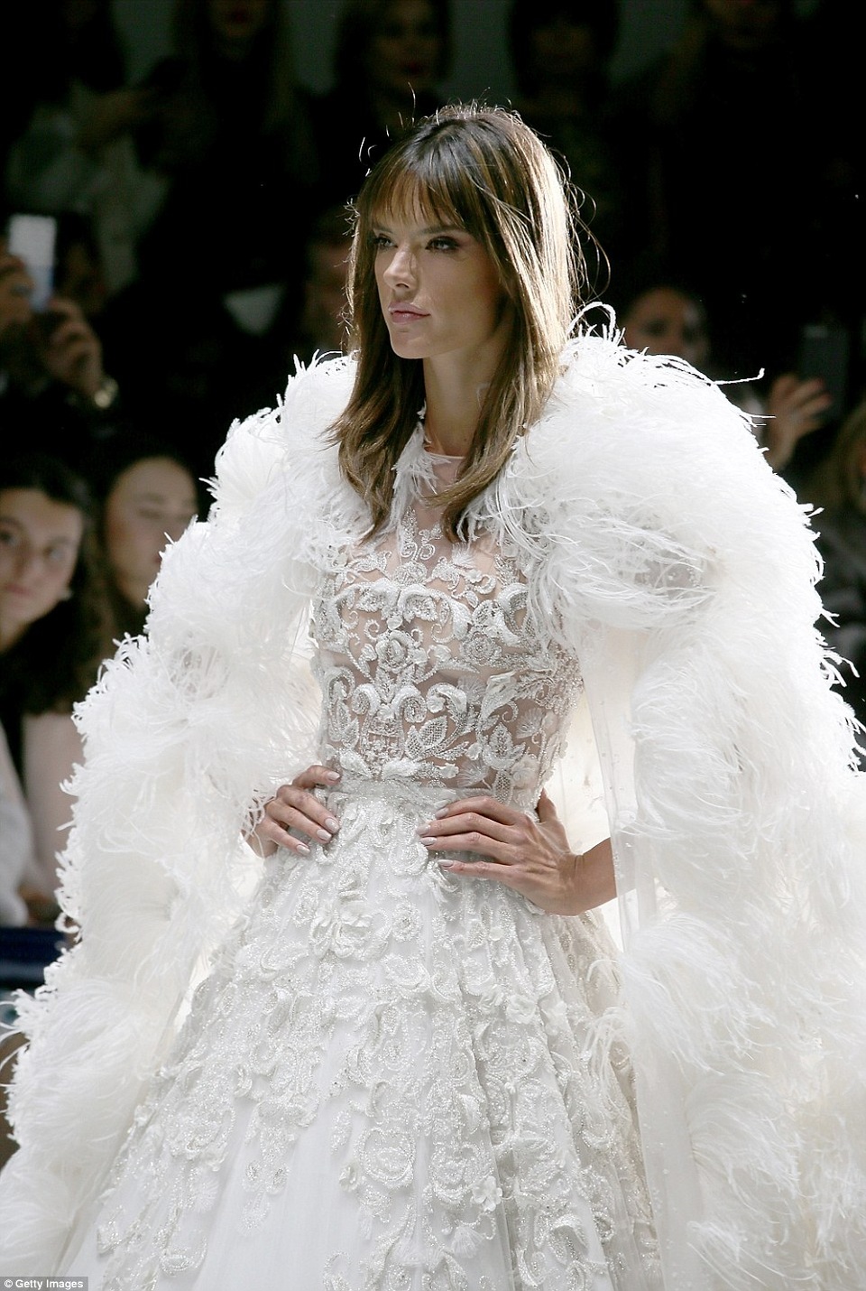 Alessandra Ambrosio rạng ngời tại tuần lễ thời trang Paris - 4
Thiên thần của hãng Victorias Secret đẹp chuốn hút khi sải bước tự tin trên sàn catwalk