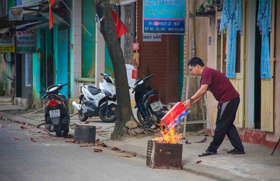 Tục cúng đưa ông bà ngày mùng 3 Tết ở Huế - 4 Phần tiền vàng sẽ được hóa trước, đồ dùng của tổ tiên (như vali, dù, áo quần,…) hóa sau
