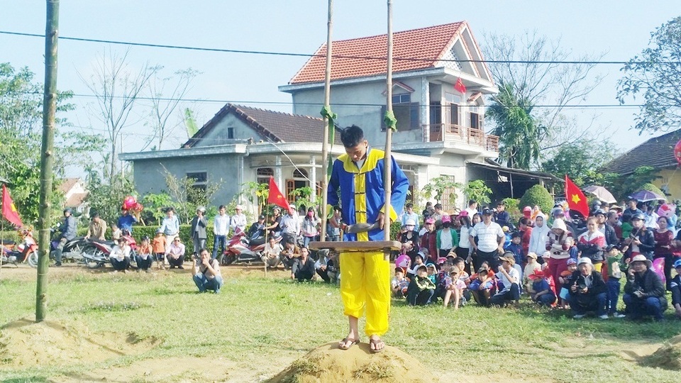 Người dân háo hức đi đu tiên tại làng Gia Viên - 5
Trước khi đu, người chơi được trang bị đai bảo hộ để đảm bảo an toàn trong suốt cuộc thi