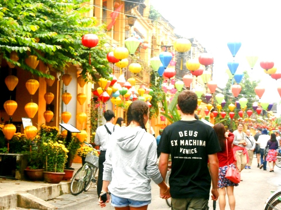 Bạn chỉ muốn mãi nắm tay đi khắp phố Hội, nơi lan tỏa yêu thương và sẻ chia