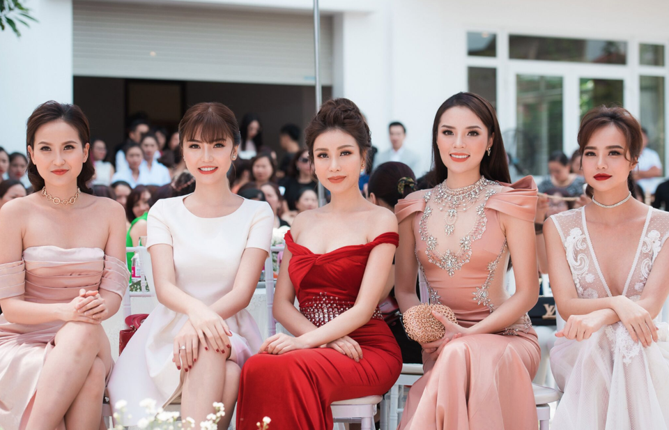 Dàn hoa hậu “rủ nhau” khoe sắc trong sự kiện khai trương Viện thẩm mỹ Adora - 2
Sự kiện có sự tham gia của các khách mời đặc biệt: Hoa khôi Du lịch Việt Nam 2017- Khánh Ngân, Nữ hoàng sắc đẹp toàn cầu 2016- Ngọc Duyên, Hoa hậu doanh nhân Thế giới người Việt 2016- Nguyễn Lam Cúc, Hoa hậu Việt Nam 2014- Nguyễn Cao Kỳ Duyên và Hoa hậu Việt Nam toàn cầu 2015- Kiều Ngân.