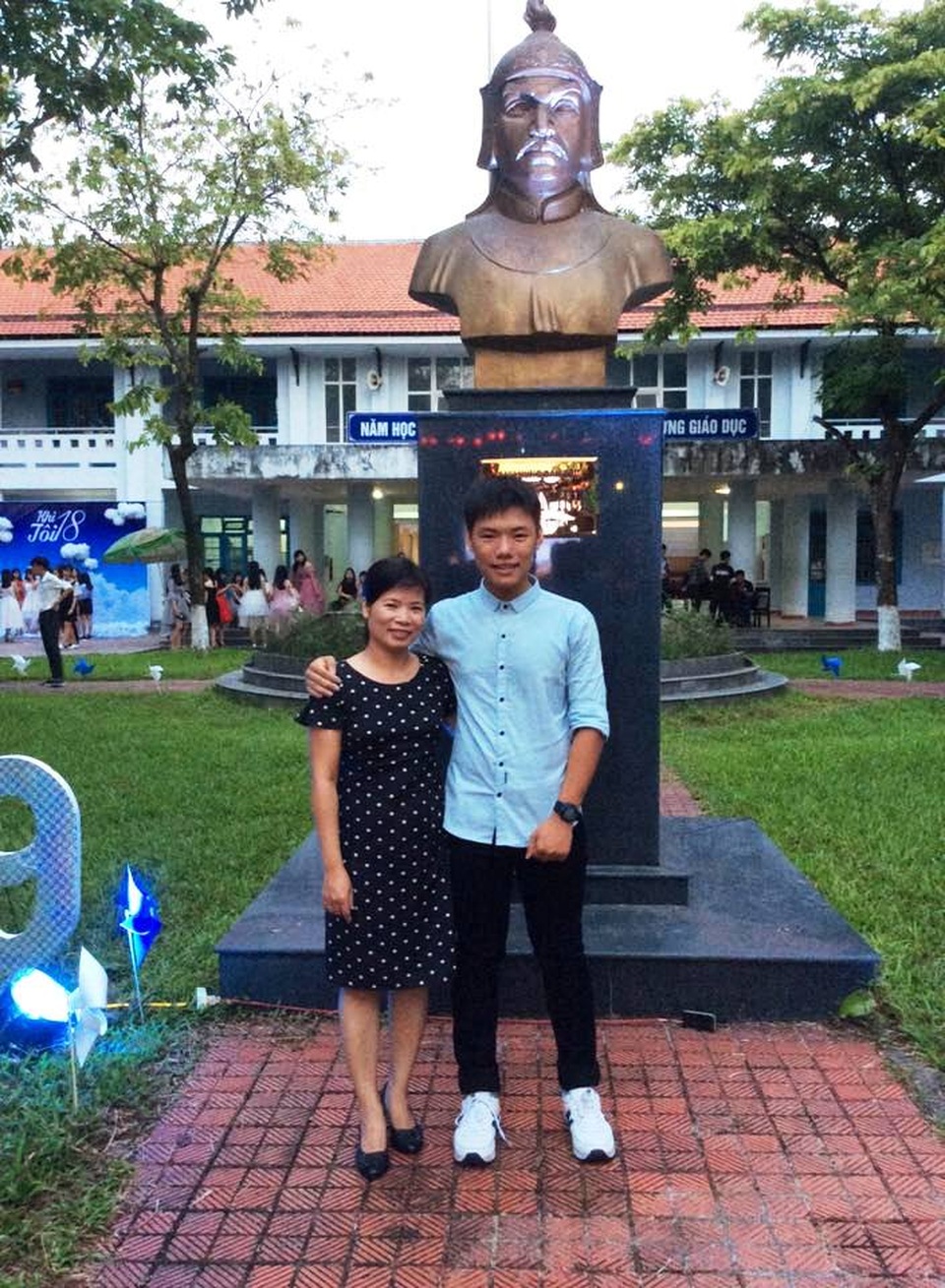 Thủ khoa 29,8 điểm khối B mơ ước làm bác sĩ chữa bệnh giúp người nghèo - 3
Nguyễn Khoa Bảo cùng mẹ tại lễ trưởng thành của trường THPT Nguyễn Huệ, TP Huế. (Ảnh: NVCC)