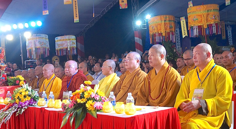 11.000 ngọn nến lung linh trong đại lễ cầu siêu tưởng nhớ các Anh hùng liệt sĩ - 5 Ban trị sự Giáo hội Phật giáo Việt Nam tỉnh Nghệ An tổ chức đại lễ cầu siêu cho các anh hùng liệt sỹ tại nghĩa trang quốc tế liệt sỹ Việt - Lào.