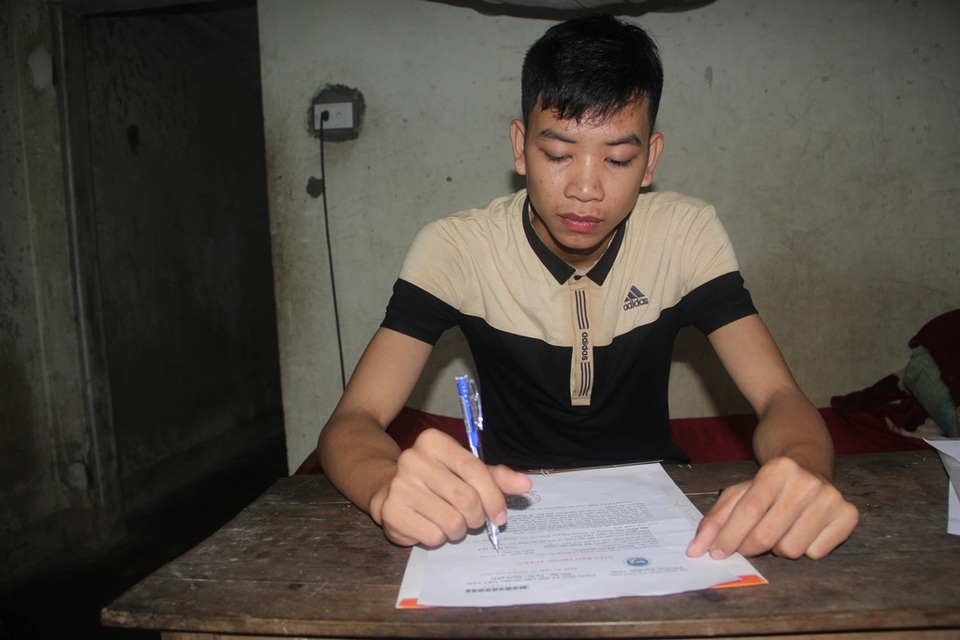 Nam sinh mồ côi bố mẹ đậu đại học lo không có tiền nhập học - 6 Con đường kỹ sư của Hoàng có thể bị “đứt gánh giữa đường” vì không có điều kiện nhập học.