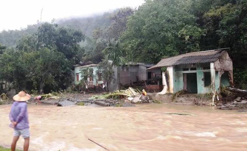 Nhà cửa của người dân tan hoang sau khi lũ đi qua.