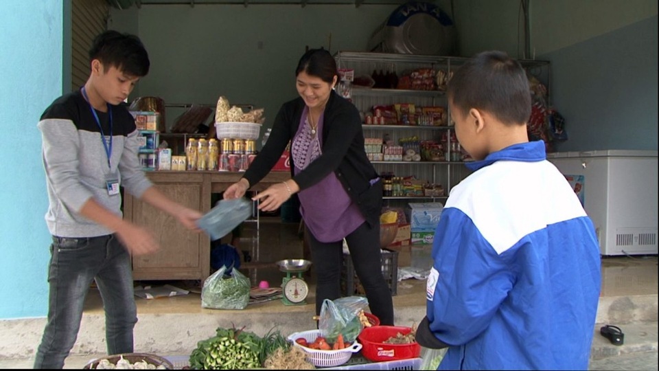 Bài 1: Tại sao học sinh miền núi Nghệ An bán gạo hỗ trợ để lấy tiền? - 2 Các em phải tự đi chợ, nấu nướng để giảm bớt chi phí...